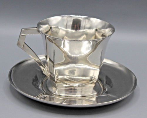 Belle tasse sous a - +,
